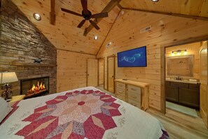 Room - Makin Waves Cabin Rental (Wears Valley)