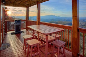 Outdoor dining - Chocolate Moose Cabin Rental (Sevierville)
