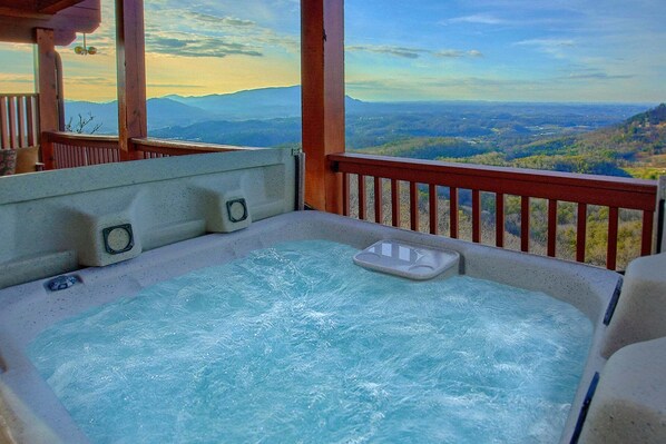 Outdoor spa tub - Chocolate Moose Cabin Rental (Sevierville)