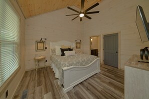 Room - A Peaceful Haven Cabin Rental (Wears Valley)