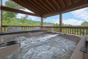 Outdoor spa tub - Mountain Melody Cabin Rental (Gatlinburg)