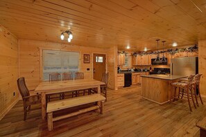 Dining - Mountain Melody Cabin Rental (Gatlinburg)