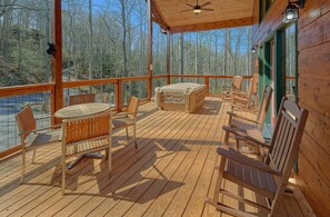 Outdoor dining - A Lazy Bear Log Cabin Rental (Gatlinburg)