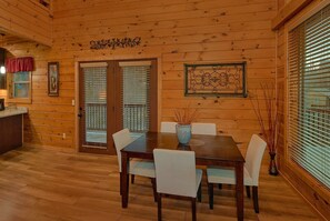 Dining - Smoky Vista Lodge Cabin Rental (Gatlinburg)