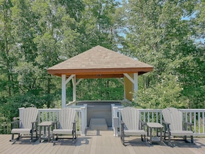 A gazebo with a wooden roof and white railings, surrounded by lush greenery. - Mountain Top Manor | Sleeps 18, Hot Tub, Game Room, King Suites, Fire Pit + Free Attraction Tickets (Sevierville)