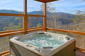 Outdoor spa tub - Smoky Mountain Getaway Vacation Home (Gatlinburg)