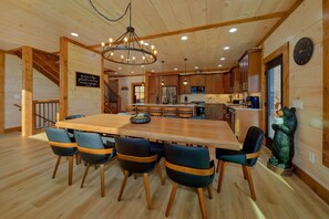 Dining - Smoky Mountain Getaway Vacation Home (Gatlinburg)