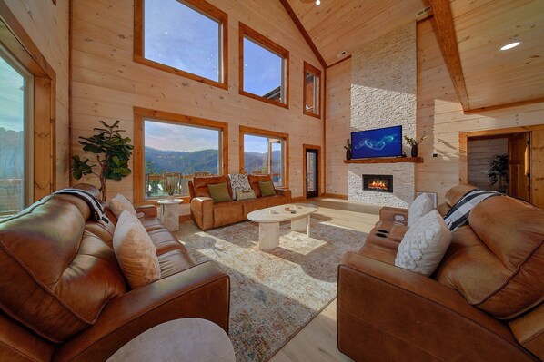 Living area - Smoky Mountain Getaway Vacation Home (Gatlinburg)