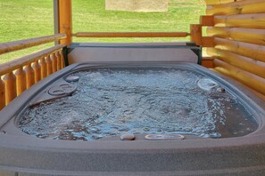 Outdoor spa tub - Swimming in the Smokies Cabin Rental (Pigeon Forge)