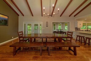 Dining - The Oasis Cabin Rental (Sevierville)