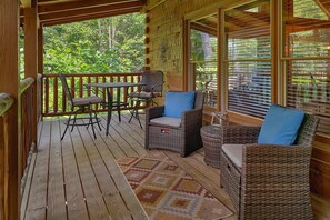 Outdoor dining - Hidden Escape Cabin Rental (Sevierville)