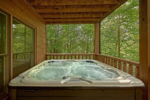 Outdoor spa tub - Hidden Escape Cabin Rental (Sevierville)