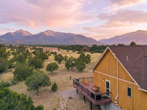A wooden house with a balcony overlooking a mountainous landscape. - 360 Mtn Views Close to Mt Princeton Hot Springs (Nathrop)