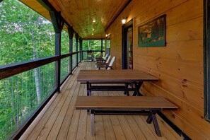 Outdoor dining - Smoky Mountain Splash Cabin Rental (Sevierville)