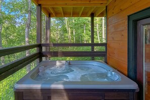 Outdoor spa tub - Smoky Mountain Splash Cabin Rental (Sevierville)