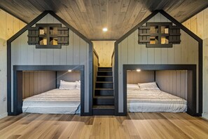 Room - Ski Mountain Swim Cabin Rental (Gatlinburg)