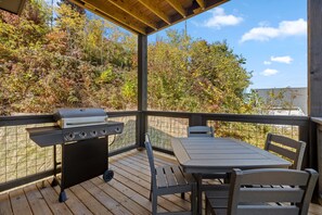 Outdoor dining - Ski Mountain Swim Cabin Rental (Gatlinburg)