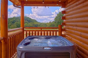 Outdoor spa tub - Livin' the Dream Cabin Rental (Pigeon Forge)