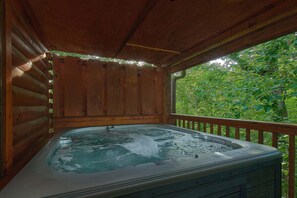 Outdoor spa tub - Cherokee Nights Cabin Rental (Sevierville)