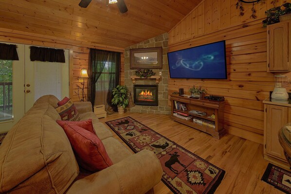 Living area - Cherokee Nights Cabin Rental (Sevierville)