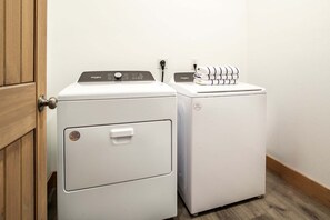 Ein Waschraum mit zwei weißen Whirlpool Waschmaschinen und Trocknern.