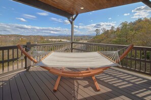 A hammock on a wooden deck with a view of a landscape. - Top Notch Cabin Rental (Pigeon Forge)