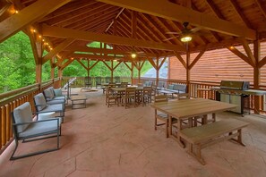 Outdoor dining - Daybreak Cabin Rental (Sevierville)