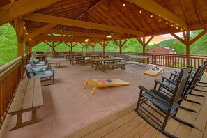 Outdoor dining - Daybreak Cabin Rental (Sevierville)