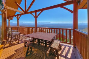 Outdoor dining - A Glimpse of Heaven Cabin Rental (Sevierville)