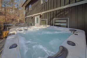 Outdoor spa tub - Downtown Gatlinburg Cabin Vacation Rental (Gatlinburg)