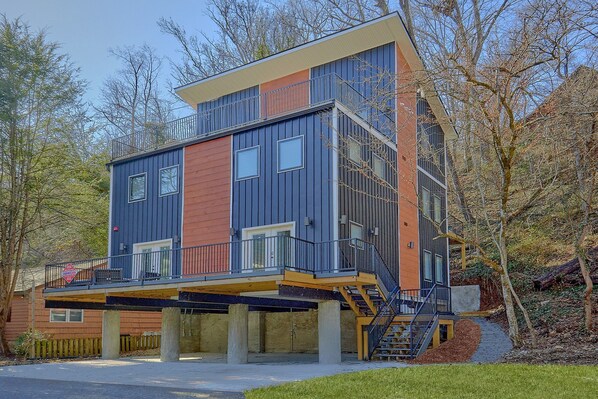 Exterior - Downtown Gatlinburg Cabin Vacation Rental (Gatlinburg)