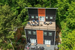 Exterior - Downtown Gatlinburg Cabin Vacation Rental (Gatlinburg)