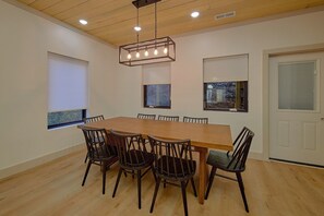 Dining - Downtown Gatlinburg Cabin Vacation Rental (Gatlinburg)