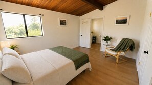 Room - Relaxing Single-Family 3BR/2BA Artsy Retreat with Native Gardens (Covina)