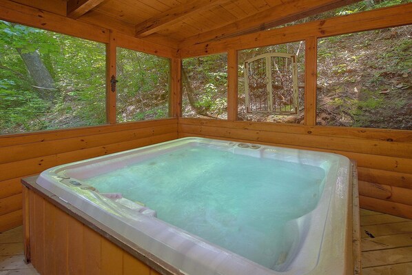 Indoor spa tub - Above the Rest Cabin Rental (Sevierville)