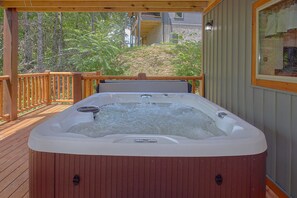 Outdoor spa tub - Amazing Mountain Cabin Rental (Sevierville)