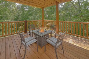 Outdoor dining - Amazing Mountain Cabin Rental (Sevierville)