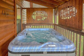 Outdoor spa tub - Four Bears Barn Cabin Rental (Wears Valley)