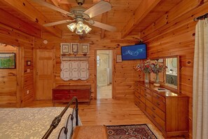 Room - Four Bears Barn Cabin Rental (Wears Valley)