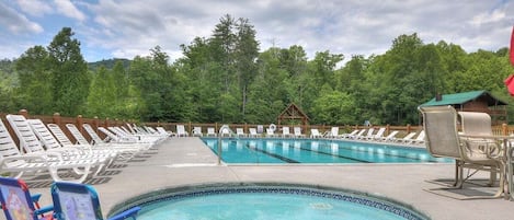 Une piscine avec des chaises longues et un kiosque.