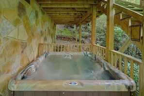 Outdoor spa tub - Creek Song Cabin Rental (Wears Valley)