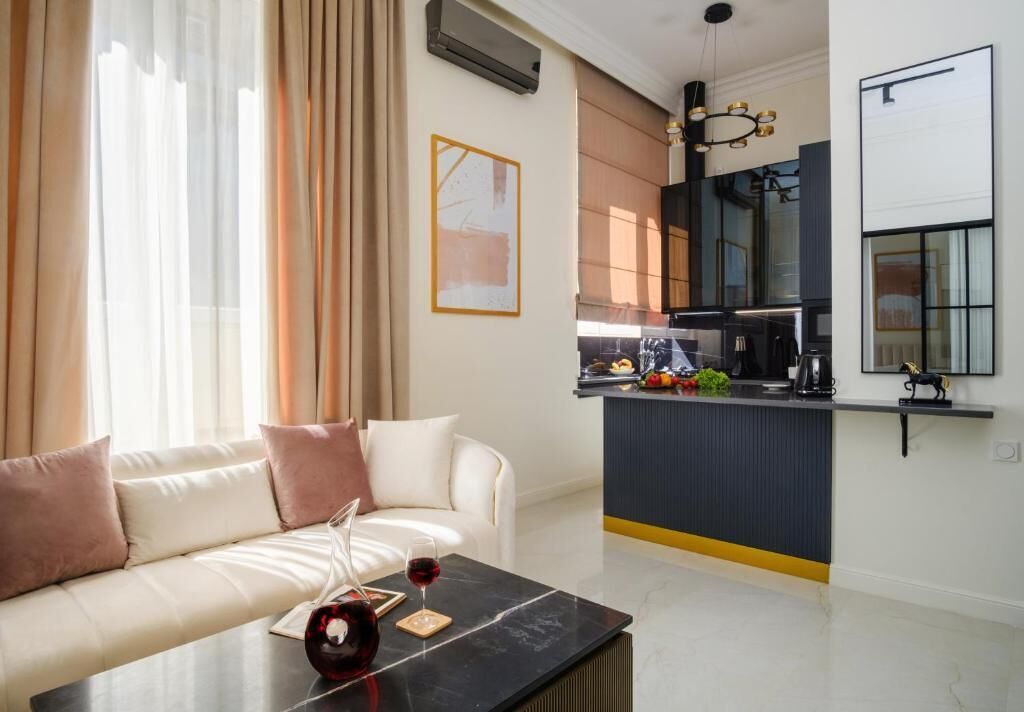 Premium-Apartment, Küche, Blick auf den Innenhof | Wohnbereich
