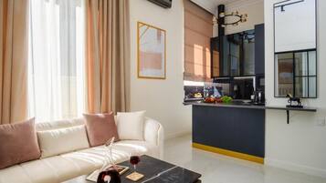Premium-Apartment, Küche, Blick auf den Innenhof | Wohnbereich