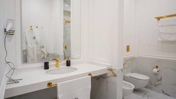 Familienapartment, Balkon, Stadtblick | Badezimmer