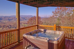 Outdoor spa tub - Lookout Lodge Cabin Rental (Wears Valley)