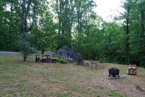 Outdoor dining - Butterfly Camp near Old Rag Mountain and Shenandoah National Park (Etlan)