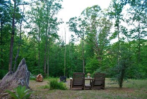Outdoor dining - Butterfly Camp near Old Rag Mountain and Shenandoah National Park (Etlan)