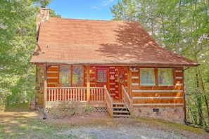 Featured Property Photo - Moose Tracks | Mtn Views, Game Room, Resort Pool, Pet Friendly, Fireplace + Free Attraction Tickets (Wears Valley)