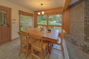 Dining - Misty Cove Cabin Rental (Wears Valley)