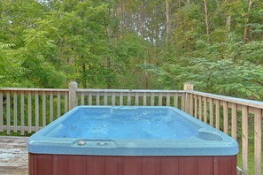 Outdoor spa tub - Misty Cove Cabin Rental (Wears Valley)